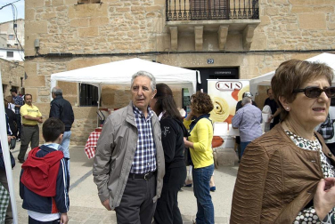 La feria del Espárrago acogió el XXII Capítulo de su cofradía con 23 invitados y una apuesta clara por el producto en una fiesta multitudinaria