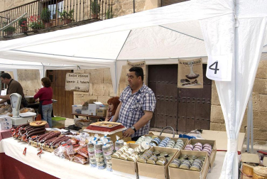 La feria del Espárrago acogió el XXII Capítulo de su cofradía con 23 invitados y una apuesta clara por el producto en una fiesta multitudinaria