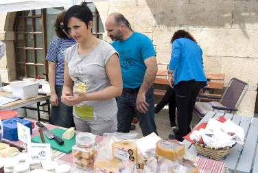 La feria del Espárrago acogió el XXII Capítulo de su cofradía con 23 invitados y una apuesta clara por el producto en una fiesta multitudinaria