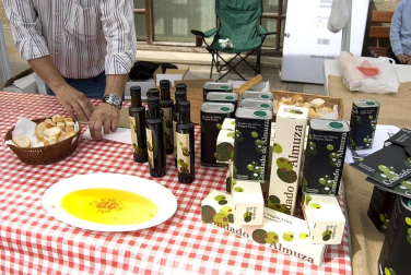 La feria del Espárrago acogió el XXII Capítulo de su cofradía con 23 invitados y una apuesta clara por el producto en una fiesta multitudinaria