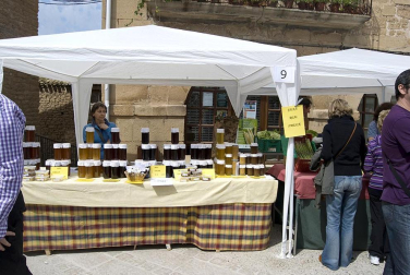 La feria del Espárrago acogió el XXII Capítulo de su cofradía con 23 invitados y una apuesta clara por el producto en una fiesta multitudinaria