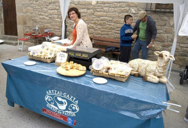 La feria del Espárrago acogió el XXII Capítulo de su cofradía con 23 invitados y una apuesta clara por el producto en una fiesta multitudinaria