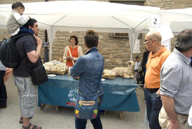 La feria del Espárrago acogió el XXII Capítulo de su cofradía con 23 invitados y una apuesta clara por el producto en una fiesta multitudinaria