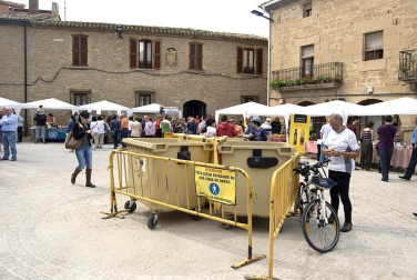 La feria del Espárrago acogió el XXII Capítulo de su cofradía con 23 invitados y una apuesta clara por el producto en una fiesta multitudinaria