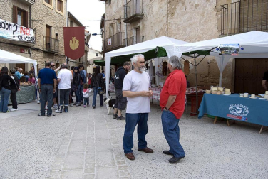 La feria del Espárrago acogió el XXII Capítulo de su cofradía con 23 invitados y una apuesta clara por el producto en una fiesta multitudinaria