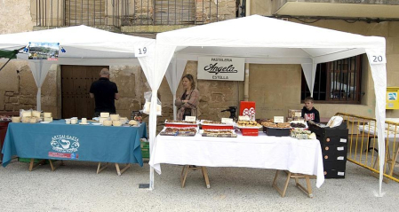 La feria del Espárrago acogió el XXII Capítulo de su cofradía con 23 invitados y una apuesta clara por el producto en una fiesta multitudinaria