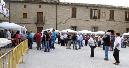 La feria del Espárrago acogió el XXII Capítulo de su cofradía con 23 invitados y una apuesta clara por el producto en una fiesta multitudinaria