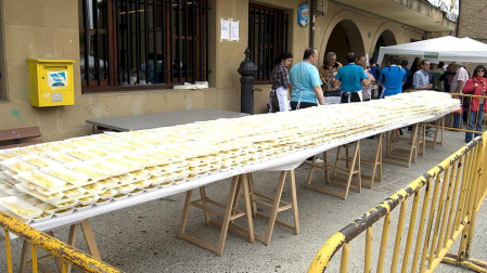La feria del Espárrago acogió el XXII Capítulo de su cofradía con 23 invitados y una apuesta clara por el producto en una fiesta multitudinaria