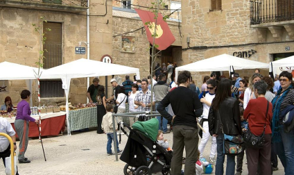 La feria del Espárrago acogió el XXII Capítulo de su cofradía con 23 invitados y una apuesta clara por el producto en una fiesta multitudinaria