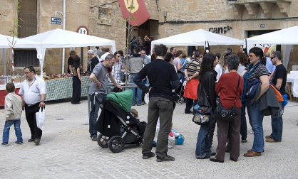 La feria del Espárrago acogió el XXII Capítulo de su cofradía con 23 invitados y una apuesta clara por el producto en una fiesta multitudinaria