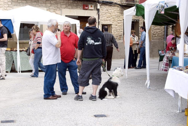 La feria del Espárrago acogió el XXII Capítulo de su cofradía con 23 invitados y una apuesta clara por el producto en una fiesta multitudinaria