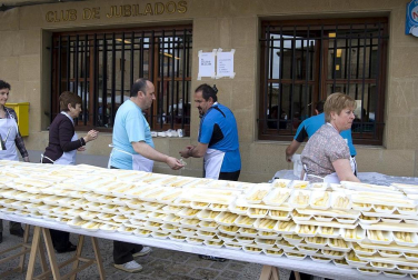 La feria del Espárrago acogió el XXII Capítulo de su cofradía con 23 invitados y una apuesta clara por el producto en una fiesta multitudinaria