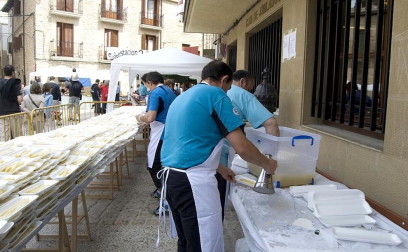 La feria del Espárrago acogió el XXII Capítulo de su cofradía con 23 invitados y una apuesta clara por el producto en una fiesta multitudinaria