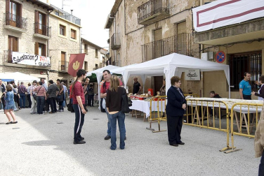 La feria del Espárrago acogió el XXII Capítulo de su cofradía con 23 invitados y una apuesta clara por el producto en una fiesta multitudinaria