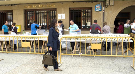 La feria del Espárrago acogió el XXII Capítulo de su cofradía con 23 invitados y una apuesta clara por el producto en una fiesta multitudinaria