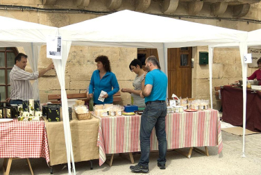 La feria del Espárrago acogió el XXII Capítulo de su cofradía con 23 invitados y una apuesta clara por el producto en una fiesta multitudinaria