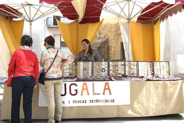 La feria del Espárrago acogió el XXII Capítulo de su cofradía con 23 invitados y una apuesta clara por el producto en una fiesta multitudinaria