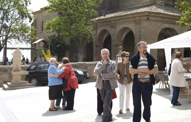 La feria del Espárrago acogió el XXII Capítulo de su cofradía con 23 invitados y una apuesta clara por el producto en una fiesta multitudinaria