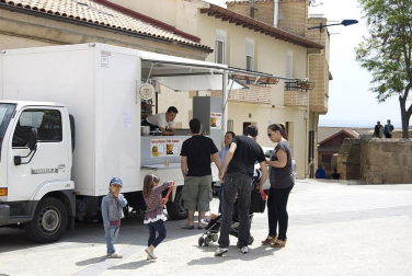 La feria del Espárrago acogió el XXII Capítulo de su cofradía con 23 invitados y una apuesta clara por el producto en una fiesta multitudinaria