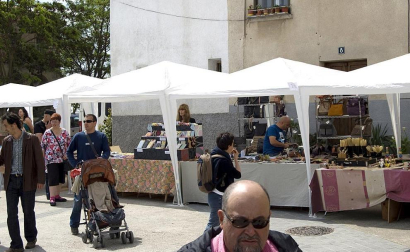 La feria del Espárrago acogió el XXII Capítulo de su cofradía con 23 invitados y una apuesta clara por el producto en una fiesta multitudinaria