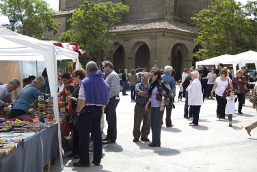 La feria del Espárrago acogió el XXII Capítulo de su cofradía con 23 invitados y una apuesta clara por el producto en una fiesta multitudinaria