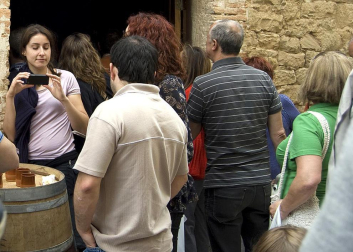 La feria del Espárrago acogió el XXII Capítulo de su cofradía con 23 invitados y una apuesta clara por el producto en una fiesta multitudinaria