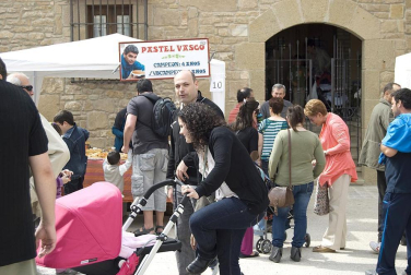 La feria del Espárrago acogió el XXII Capítulo de su cofradía con 23 invitados y una apuesta clara por el producto en una fiesta multitudinaria