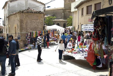 La feria del Espárrago acogió el XXII Capítulo de su cofradía con 23 invitados y una apuesta clara por el producto en una fiesta multitudinaria