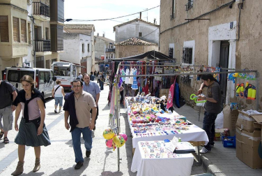 La feria del Espárrago acogió el XXII Capítulo de su cofradía con 23 invitados y una apuesta clara por el producto en una fiesta multitudinaria