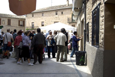 La feria del Espárrago acogió el XXII Capítulo de su cofradía con 23 invitados y una apuesta clara por el producto en una fiesta multitudinaria