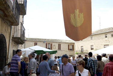 La feria del Espárrago acogió el XXII Capítulo de su cofradía con 23 invitados y una apuesta clara por el producto en una fiesta multitudinaria