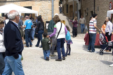 La feria del Espárrago acogió el XXII Capítulo de su cofradía con 23 invitados y una apuesta clara por el producto en una fiesta multitudinaria