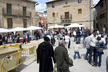 La feria del Espárrago acogió el XXII Capítulo de su cofradía con 23 invitados y una apuesta clara por el producto en una fiesta multitudinaria