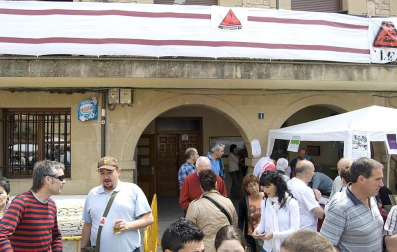 La feria del Espárrago acogió el XXII Capítulo de su cofradía con 23 invitados y una apuesta clara por el producto en una fiesta multitudinaria