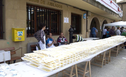 La feria del Espárrago acogió el XXII Capítulo de su cofradía con 23 invitados y una apuesta clara por el producto en una fiesta multitudinaria