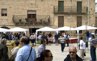 La feria del Espárrago acogió el XXII Capítulo de su cofradía con 23 invitados y una apuesta clara por el producto en una fiesta multitudinaria