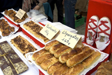 La feria del Espárrago acogió el XXII Capítulo de su cofradía con 23 invitados y una apuesta clara por el producto en una fiesta multitudinaria