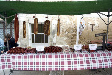 La feria del Espárrago acogió el XXII Capítulo de su cofradía con 23 invitados y una apuesta clara por el producto en una fiesta multitudinaria