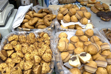 La feria del Espárrago acogió el XXII Capítulo de su cofradía con 23 invitados y una apuesta clara por el producto en una fiesta multitudinaria