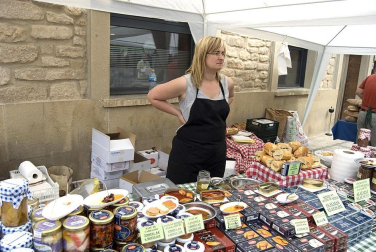 La feria del Espárrago acogió el XXII Capítulo de su cofradía con 23 invitados y una apuesta clara por el producto en una fiesta multitudinaria