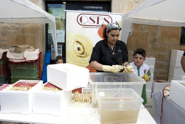La feria del Espárrago acogió el XXII Capítulo de su cofradía con 23 invitados y una apuesta clara por el producto en una fiesta multitudinaria