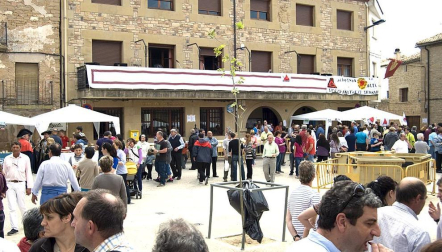 La feria del Espárrago acogió el XXII Capítulo de su cofradía con 23 invitados y una apuesta clara por el producto en una fiesta multitudinaria