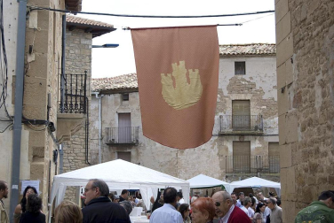 La feria del Espárrago acogió el XXII Capítulo de su cofradía con 23 invitados y una apuesta clara por el producto en una fiesta multitudinaria
