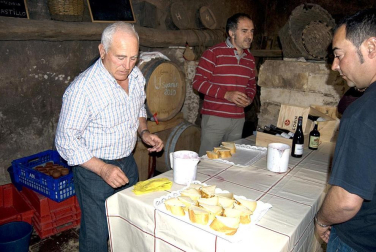 La feria del Espárrago acogió el XXII Capítulo de su cofradía con 23 invitados y una apuesta clara por el producto en una fiesta multitudinaria