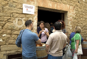 La feria del Espárrago acogió el XXII Capítulo de su cofradía con 23 invitados y una apuesta clara por el producto en una fiesta multitudinaria