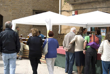 La feria del Espárrago acogió el XXII Capítulo de su cofradía con 23 invitados y una apuesta clara por el producto en una fiesta multitudinaria