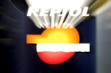 La presidenta argentina, Cristina Fernández, declaró este lunes de "utilidad pública y sujeto a expropiación" el 51% del patrimonio de la petrolera YPF, controlada por la española Repsol. La respuesta no se hizo esperar en la Bolsas de Buenos Aires, Nueva York y México, además de la advertencia del Ejecutivo español de que tomará medidas "claras y contundentes" en los próximos días, tras la decisión "hostil" que perjudica los intereses de Repsol.