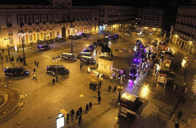 La policía ha desalojado por tercera noche consecutiva a un centenar de "indignados" de la Puerta del Sol.