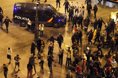 La policía ha desalojado por tercera noche consecutiva a un centenar de "indignados" de la Puerta del Sol.