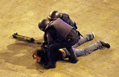 La policía ha desalojado por tercera noche consecutiva a un centenar de "indignados" de la Puerta del Sol.